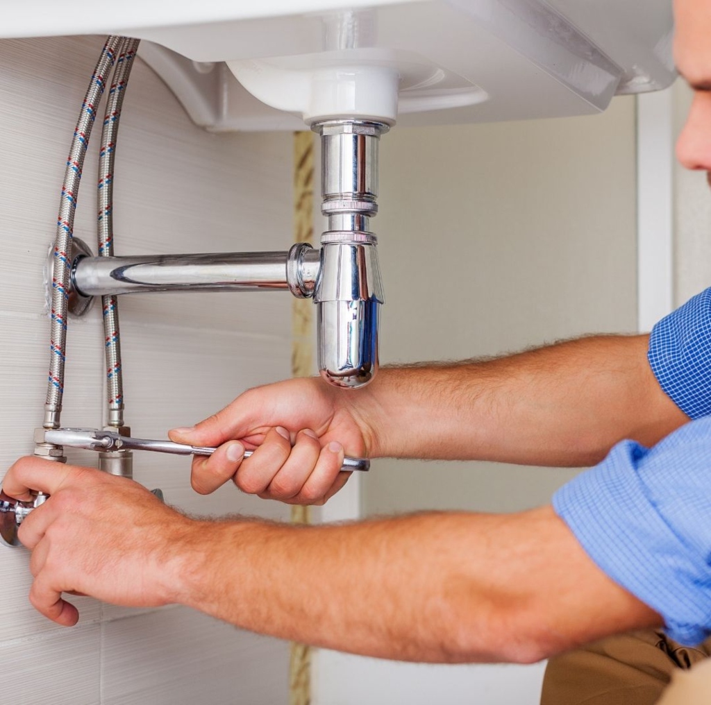 Técnico trabajando con la instalación Junkers